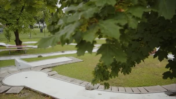 Мініатюрне Поле Гольфу Влітку Високоякісні Кадри — стокове відео