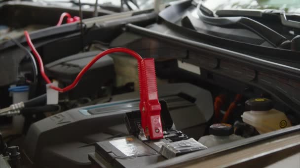 Akumulator Podłączony Akumulatora Kablem Rozruchowym Uruchamiającym Samochód Wysokiej Jakości Materiał — Wideo stockowe