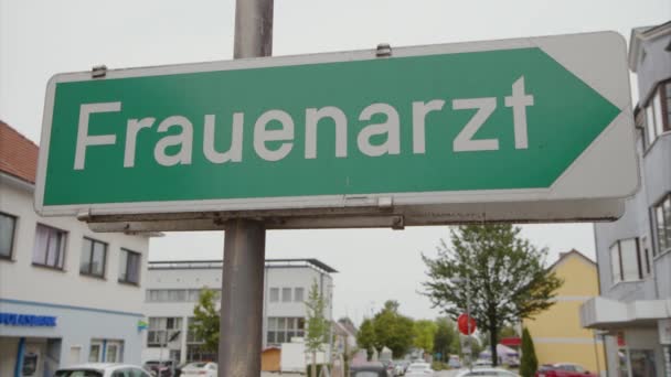 Gynecologist Street Sign Jerman Rekaman Berkualitas Tinggi — Stok Video