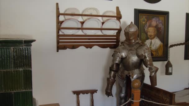 Şövalye Zırhı Fayanslı Sobası Olan Kale Odası Yüksek Kalite Görüntü — Stok video