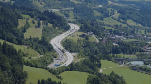 Vacker Slingrande Motorväg Vid Alpin Dal Österrike Högkvalitativ Film — Stockvideo