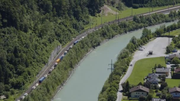 在奥地利萨尔茨堡Salzach河旁边的货运列车 高质量的4K镜头 — 图库视频影像