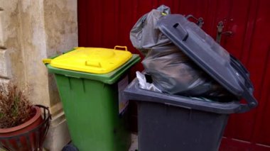 Kapıda çöp tenekeleri var. Yüksek kalite 4k görüntü