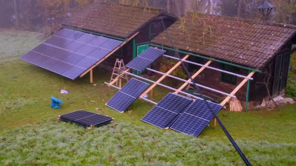Lucrătorii Care Instalează Panouri Fotovoltaice Moderne Cabane Grădină Imagini Înaltă — Videoclip de stoc