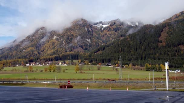 Sonbaharda Avusturya Daki Alp Vadisi Nde Otoyol Yüksek Kalite Görüntü — Stok video