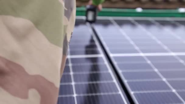 Şçiler Bahçe Kulübelerine Modern Fotovoltaik Paneller Kuruyorlar Yüksek Kalite Görüntü — Stok video