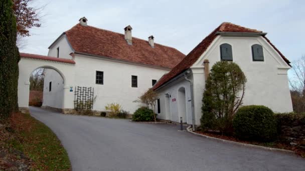 Casa Antiga Styrian Janelas Tijolo Telhado Azulejos Imagens Alta Qualidade — Vídeo de Stock