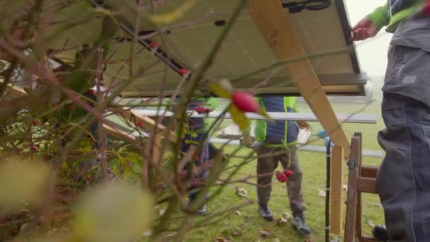 Travailleurs Installant Des Panneaux Photovoltaïques Modernes Sur Les Cabanes Jardin — Video