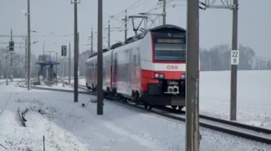 Yerel tren kışın istasyona girip çıkıyor. Yüksek kalite 4k görüntü