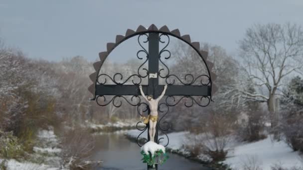 Schmiedeeisernes Kruzifix Winterlicher Flusslandschaft Hochwertiges Filmmaterial — Stockvideo