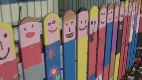 Пофарбований Шкільний Паркан Барвистими Персонажами Високоякісні Кадри — стокове відео