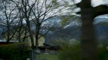 Geçen arabadaki Kremsmauer Dağı. Yüksek kalite 4k görüntü