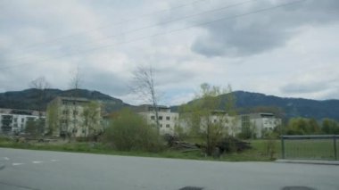 Yeni evlerle birlikte yerleşim alanından geçiyorlar. Yüksek kalite 4k görüntü