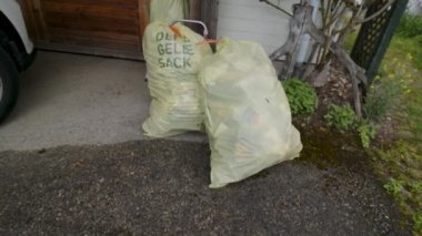 Ev kapısındaki çöp torbaları. Yüksek kalite 4k görüntü