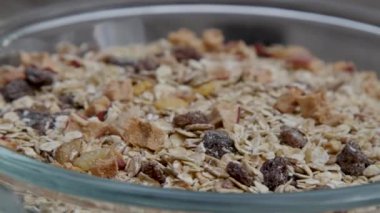 Tahıl gevreğine yakın çekim, döner tabakta. Yüksek kalite 4k görüntü