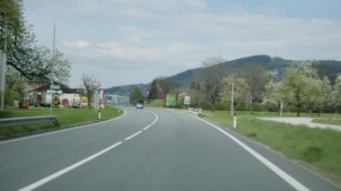 Avusturya 'da ilkbaharda kırsal yolda araba kullanmak. Yüksek kalite 4k görüntü