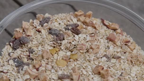 Closeup Των Δημητριακών Granola Περιστρεφόμενο Πιάτο Υψηλής Ποιότητας Πλάνα — Αρχείο Βίντεο