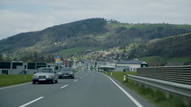 オーストリアの春に田舎道を運転していました 高品質4K映像 — ストック動画
