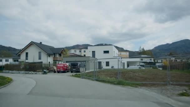 Sie Fahren Durch Wohngebiete Mit Neuen Häusern Hochwertiges Filmmaterial — Stockvideo