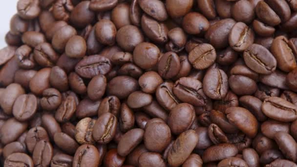 Καβουρντισμένοι Ολόκληροι Κόκκοι Καφέ Περιστρέφονται Υψηλής Ποιότητας Πλάνα — Αρχείο Βίντεο