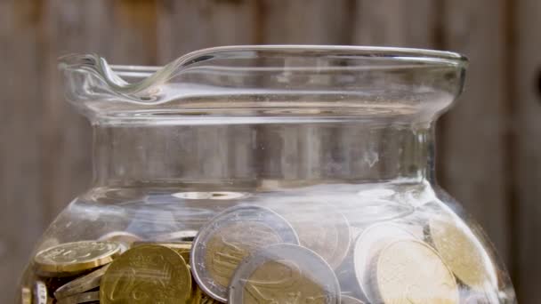 Монеты Евро Сберегательной Стеклянной Банке Закрываются Высококачественные Кадры — стоковое видео