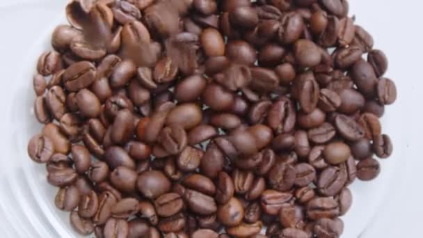 Geröstete Ganze Kaffeebohnen Nahaufnahme Rotierend Hochwertiges Filmmaterial — Stockvideo