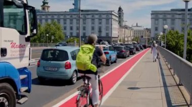 Nibelungen Köprüsü Linz Avusturya 'da bisikletçi trafiği var. Yüksek kalite 4k görüntü