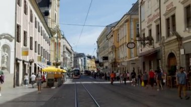 Yazın Linz Landstrasse alışveriş caddesi. Yüksek kalite 4k görüntü