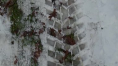 Kışın kar üzerinde tekerlek izleri. Yüksek kalite 4k görüntü
