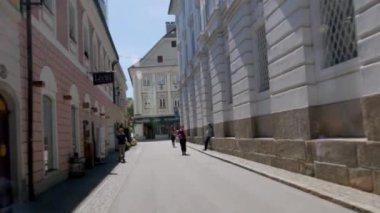 Linz Bischofstrasse tarihi alışveriş caddesi. Yüksek kalite 4k görüntü