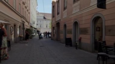 Tarihi merkezde Linz Herrenstrasse alışveriş caddesi. Yüksek kalite 4k görüntü