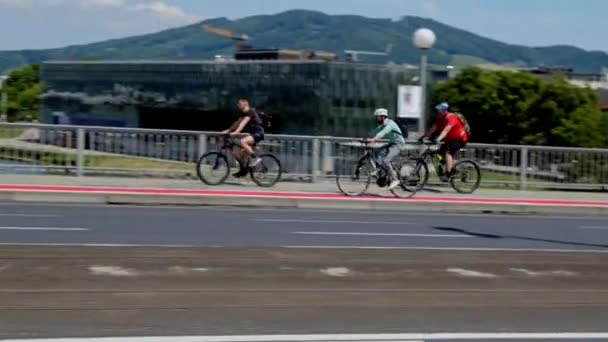 Різні Рейси Велосипедистами Нібелунгенському Мосту Лінц Австрія Кадри Високої Якості — стокове відео