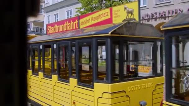 Gelber City Cruise Touristenzug Fährt Durch Linz Österreich Hochwertiges Filmmaterial — Stockvideo