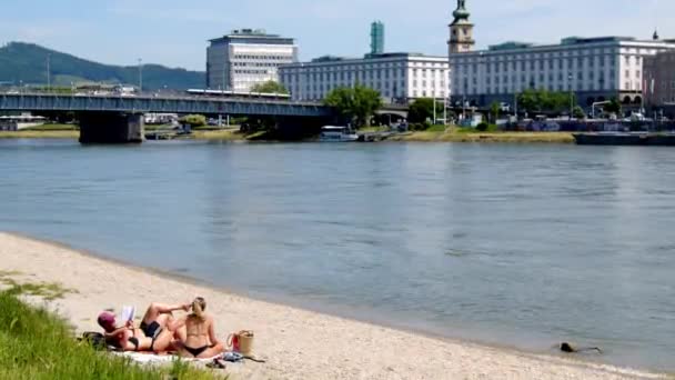 Gente Bañándose Playa Linz Danubio Urfahr Imágenes Alta Calidad — Vídeos de Stock
