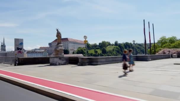 ニーベルンゲン橋の通行人との様々な交通リンツオーストリア 高品質4K映像 — ストック動画