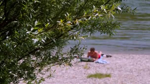 Persone Che Fanno Bagno Alla Spiaggia Del Danubio Linz Urfahr — Video Stock