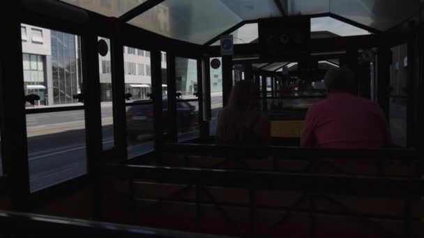 黄色城市游轮旅游列车驶过奥地利林茨 高质量的4K镜头 — 图库视频影像