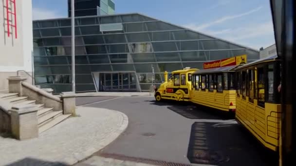 Gelber City Cruise Touristenzug Fährt Durch Linz Österreich Hochwertiges Filmmaterial — Stockvideo
