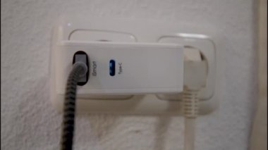 USB kabloyu şarj ediyor. Yüksek kalite 4k görüntü