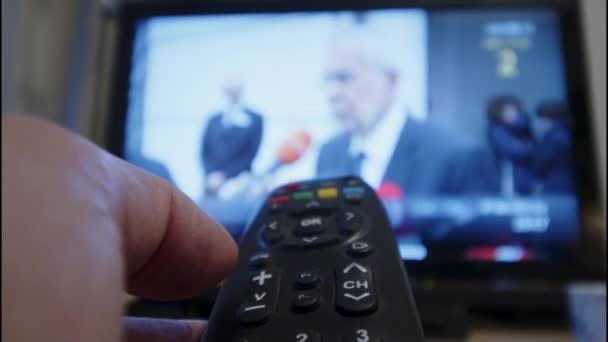 Zapping Μέσω Τηλεοπτικών Καναλιών Τηλεχειριστήριο Υψηλής Ποιότητας Πλάνα — Αρχείο Βίντεο