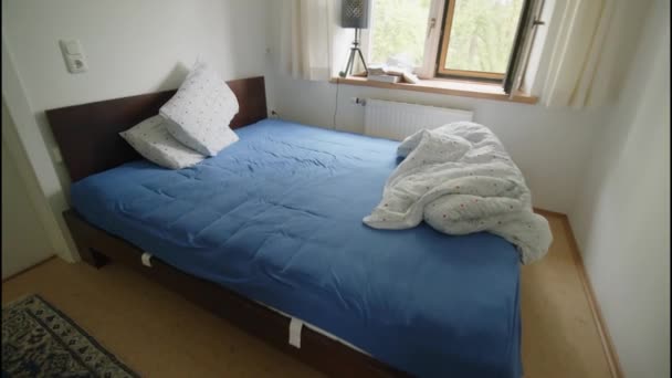双人床的睡眠室 高质量的4K镜头 — 图库视频影像