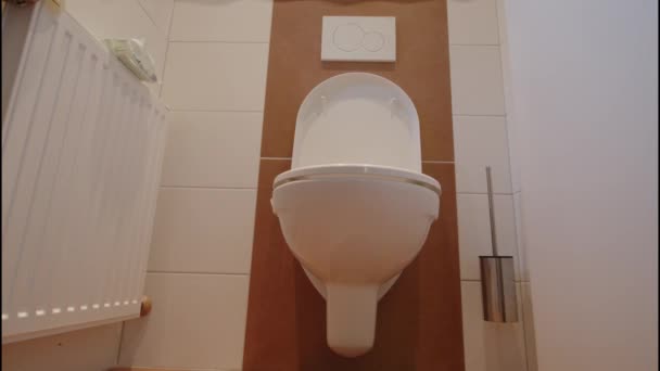 Isıtıcısı Kırmızı Fayansları Olan Tuvalet Odası Yüksek Kalite Görüntü — Stok video