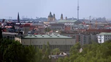 Yazın Frauenkirche ile Münih şehir manzarası. Yüksek kalite 4k görüntü