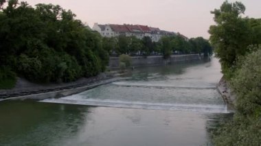 Akşamları Münih 'te Isar nehri. Yüksek kalite 4k görüntü