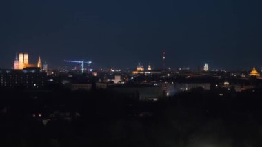 Frauenkirche ve vinçlerle Münih 'in gece görüşünü kaydet. Yüksek kalite 4k görüntü