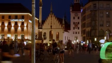 Geceleri Münih Marienplatz zaman aşımı. Yüksek kalite 4k görüntü
