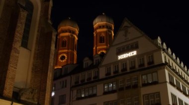 Frauenkirche Münih Bavyera geceleri. Yüksek kalite 4k görüntü