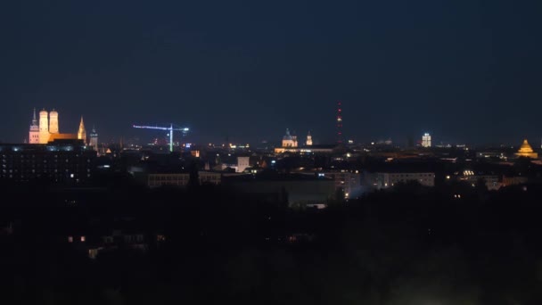 フラウエンキルヒとクレーンとミュンヘンのタイムラプスの夜景 高品質4K映像 — ストック動画