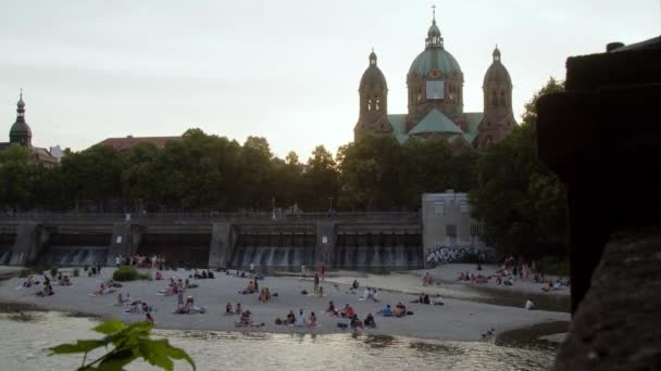 Gente Munich Bañándose Vertedero Del Río Isar Imágenes Alta Calidad — Vídeos de Stock