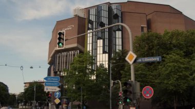 Bir yaz akşamında Münih Gasteig Kültür Merkezi. Yüksek kalite 4k görüntü